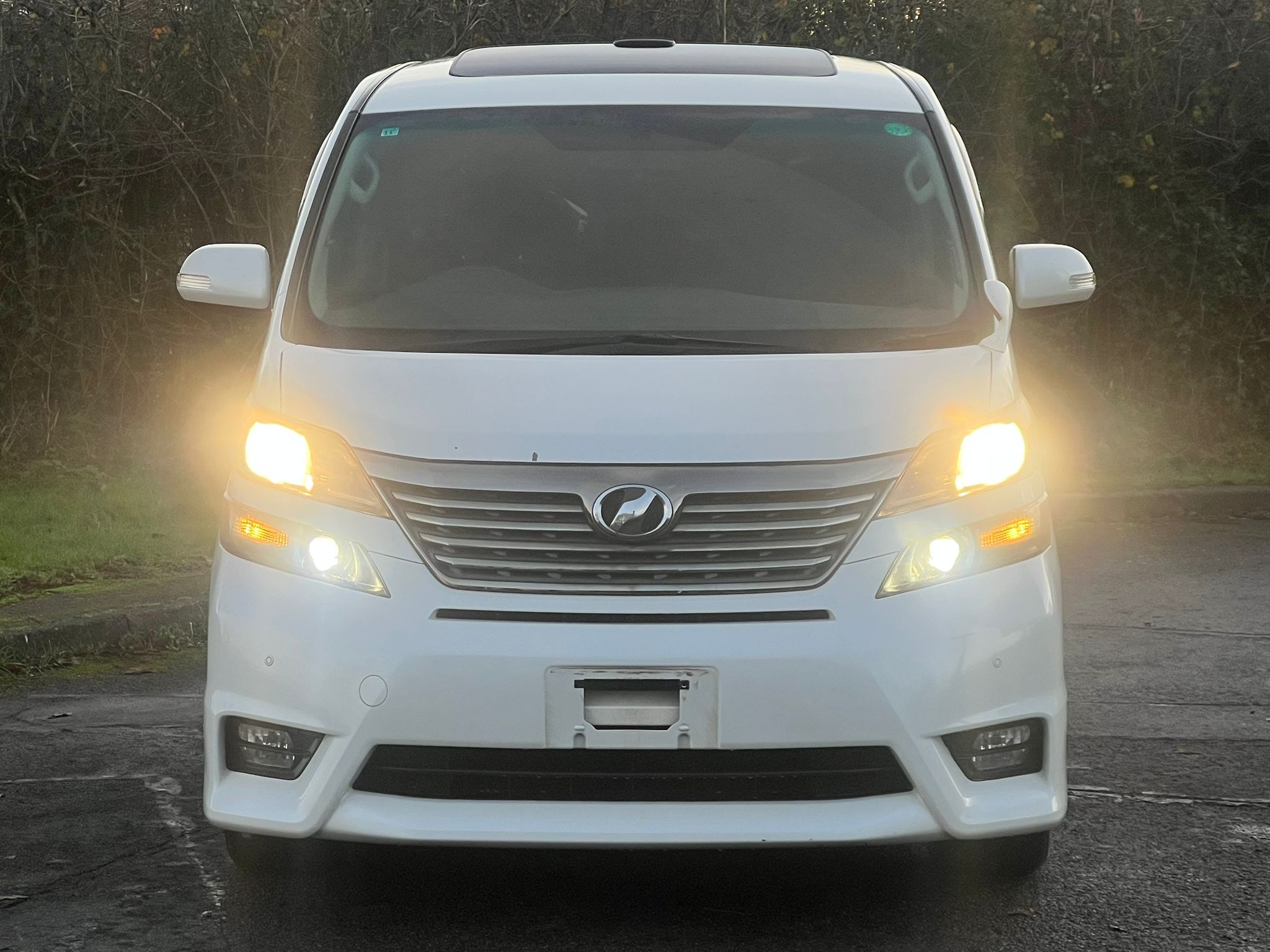 TOYOTA VELLFIRE 2009, 240X, 2.4 PETROL FULLY LOADED, 8 SEATER, SUNROOF, WHITE CRYSTAL SHINE PAINT, BLACK CLOTH INTERIOR