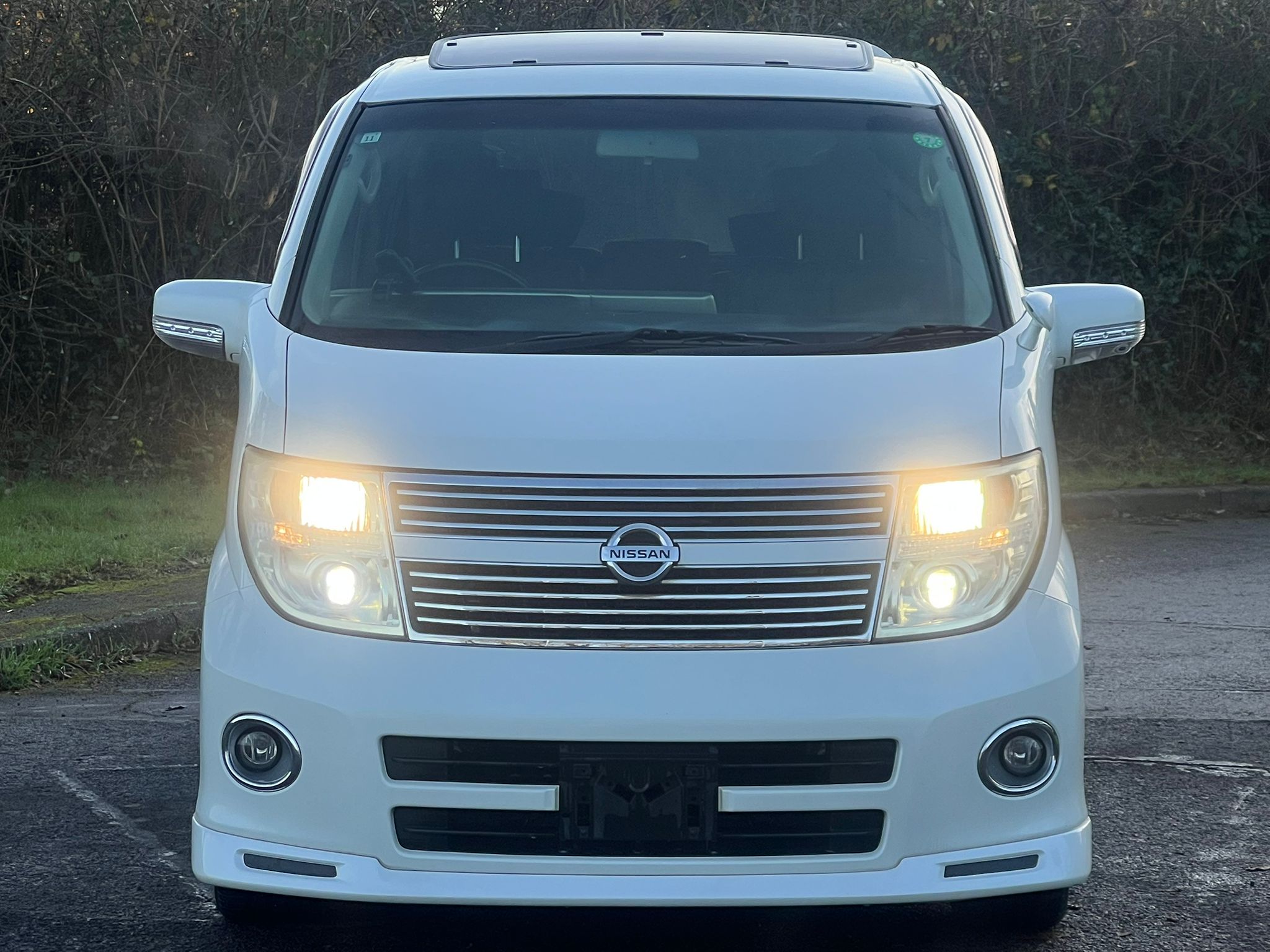 NISSAN ELGRAND 2007, HIGHWAY STAR, 3.5 V6 PETROL FULLY LOADED, 8 SEATER, SUNROOF, WHITE PEARL PAINT, BLACK LEATHER INTERIOR