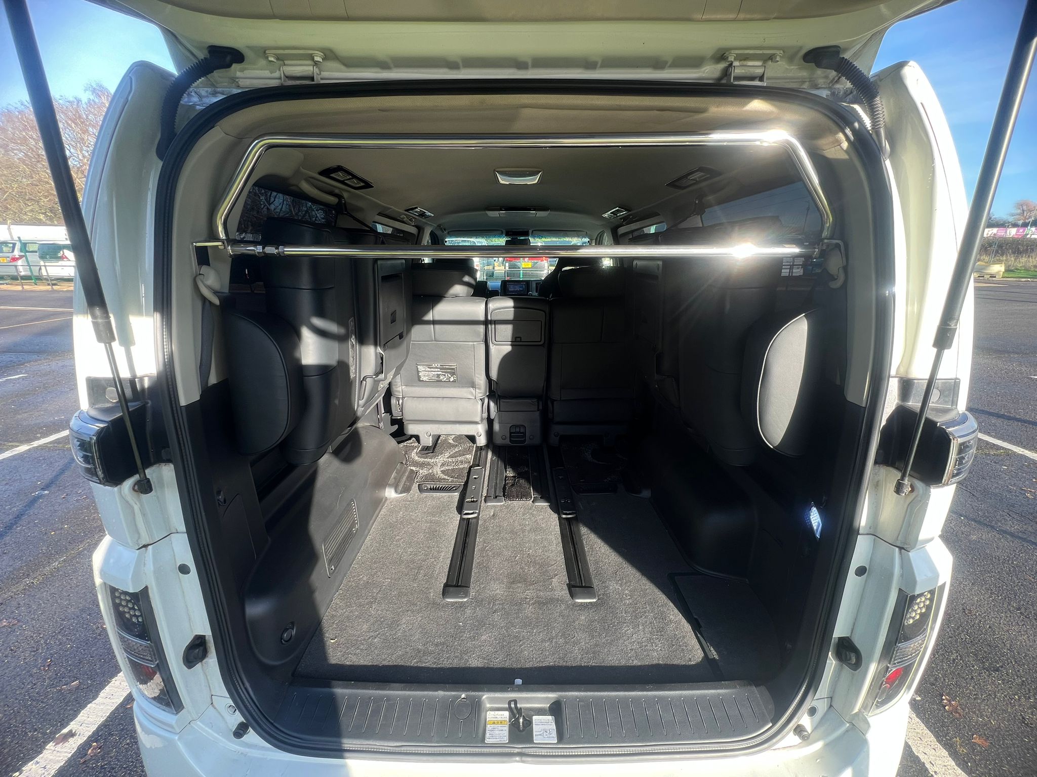 NISSAN ELGRAND 2008, AUTECH RIDER NISMO SPEC, 2.5 V6 PETROL FULLY LOADED, 8 SEATER, WHITE PEARL PAINT, BLACK LEATHER INTERIOR