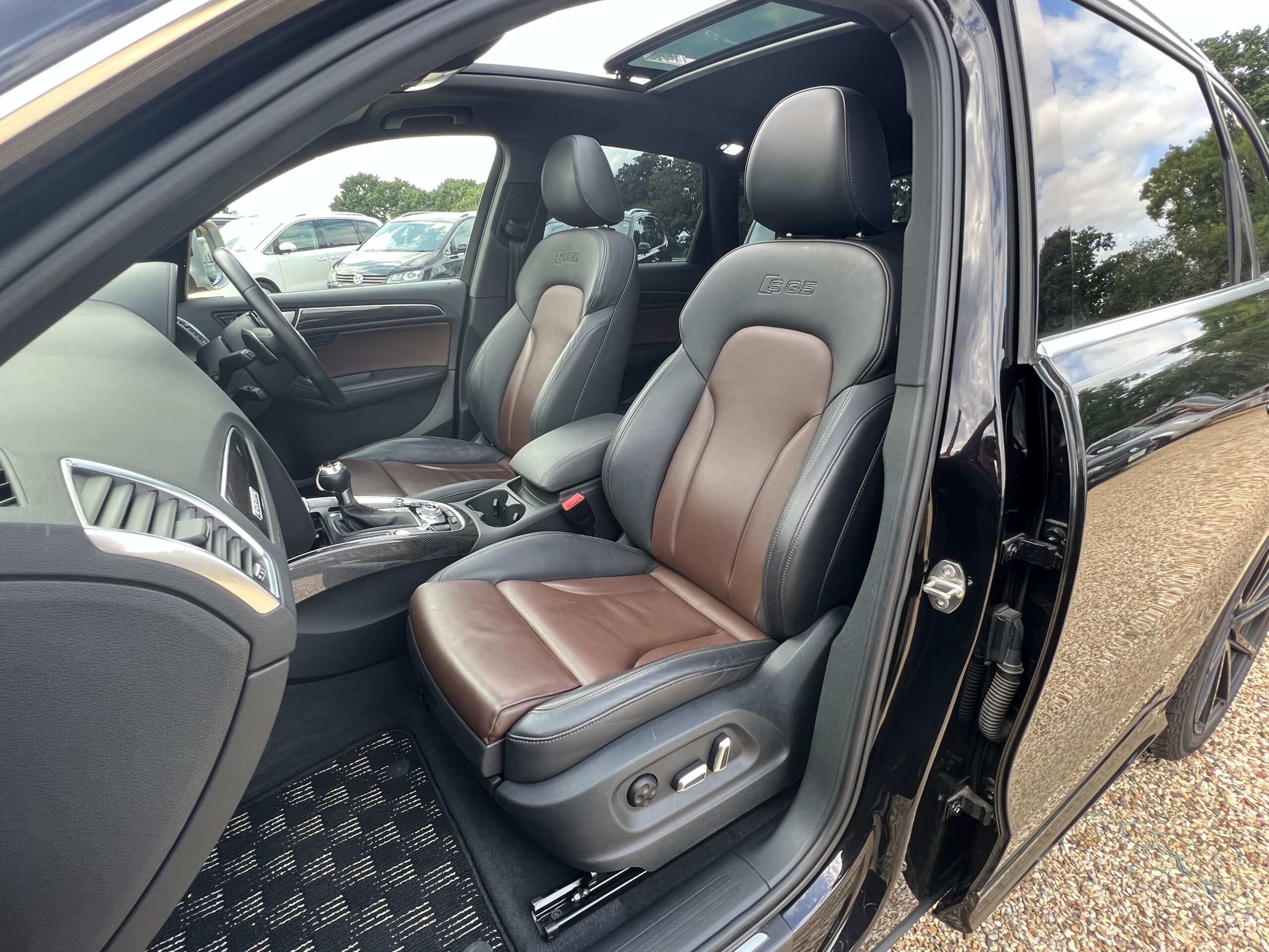 AUDI SQ5 2014, 3.0 V6 PETROL FULLY LOADED, 5 SEATER, SUNROOF, PEARL BLACK PAINT, BLACK / BROWN LEATHER INTERIOR