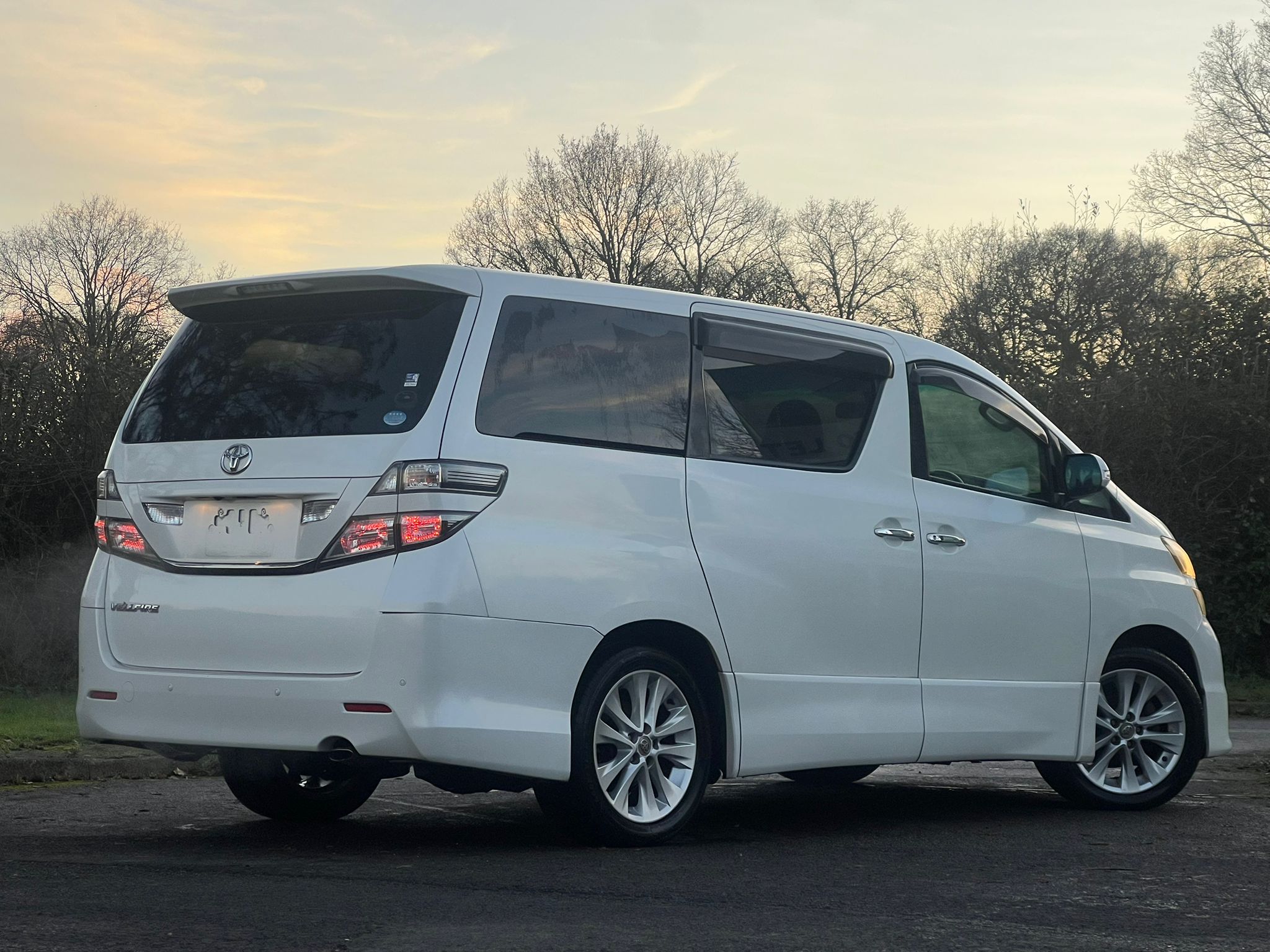 TOYOTA VELLFIRE 2009, 240X, 2.4 PETROL FULLY LOADED, 8 SEATER, SUNROOF, WHITE CRYSTAL SHINE PAINT, BLACK CLOTH INTERIOR