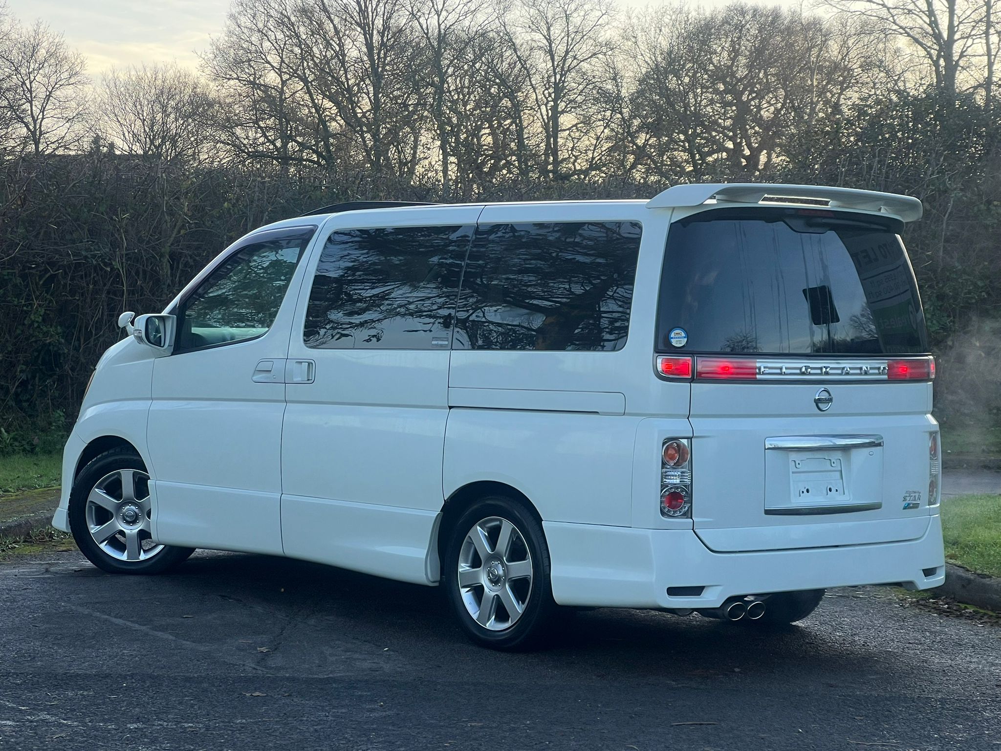 NISSAN ELGRAND 2007, HIGHWAY STAR, 3.5 V6 PETROL FULLY LOADED, 8 SEATER, SUNROOF, WHITE PEARL PAINT, BLACK LEATHER INTERIOR