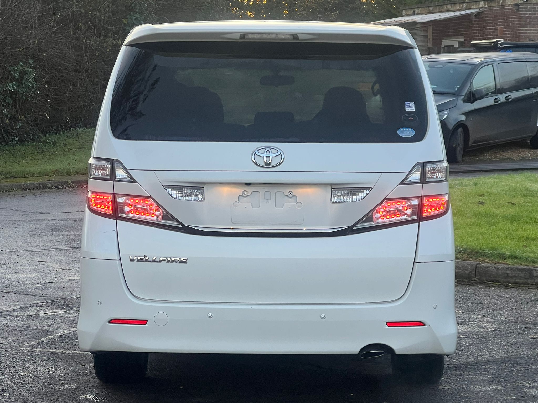 TOYOTA VELLFIRE 2009, 240X, 2.4 PETROL FULLY LOADED, 8 SEATER, SUNROOF, WHITE CRYSTAL SHINE PAINT, BLACK CLOTH INTERIOR