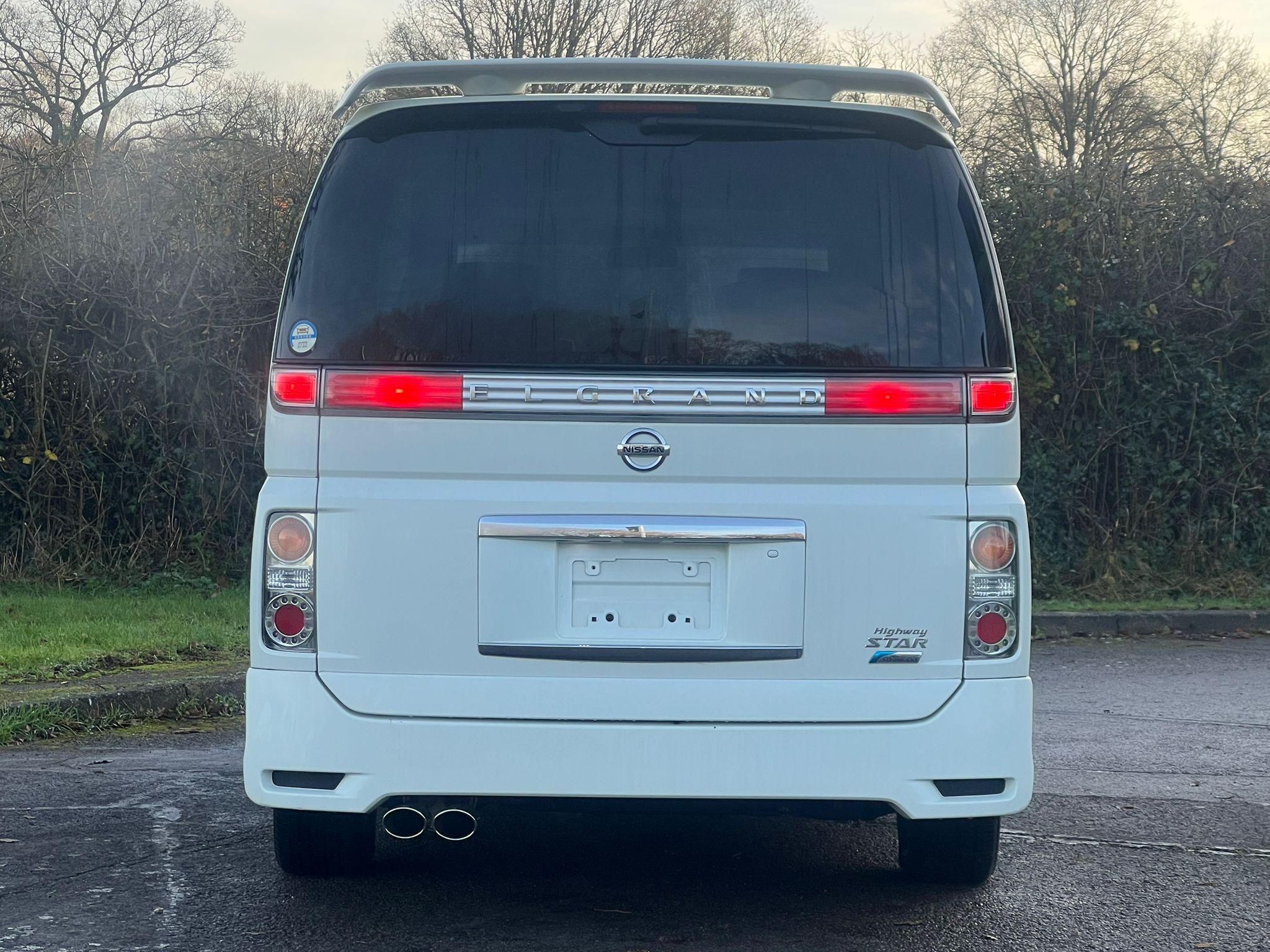 NISSAN ELGRAND 2007, HIGHWAY STAR, 3.5 V6 PETROL FULLY LOADED, 8 SEATER, SUNROOF, WHITE PEARL PAINT, BLACK LEATHER INTERIOR