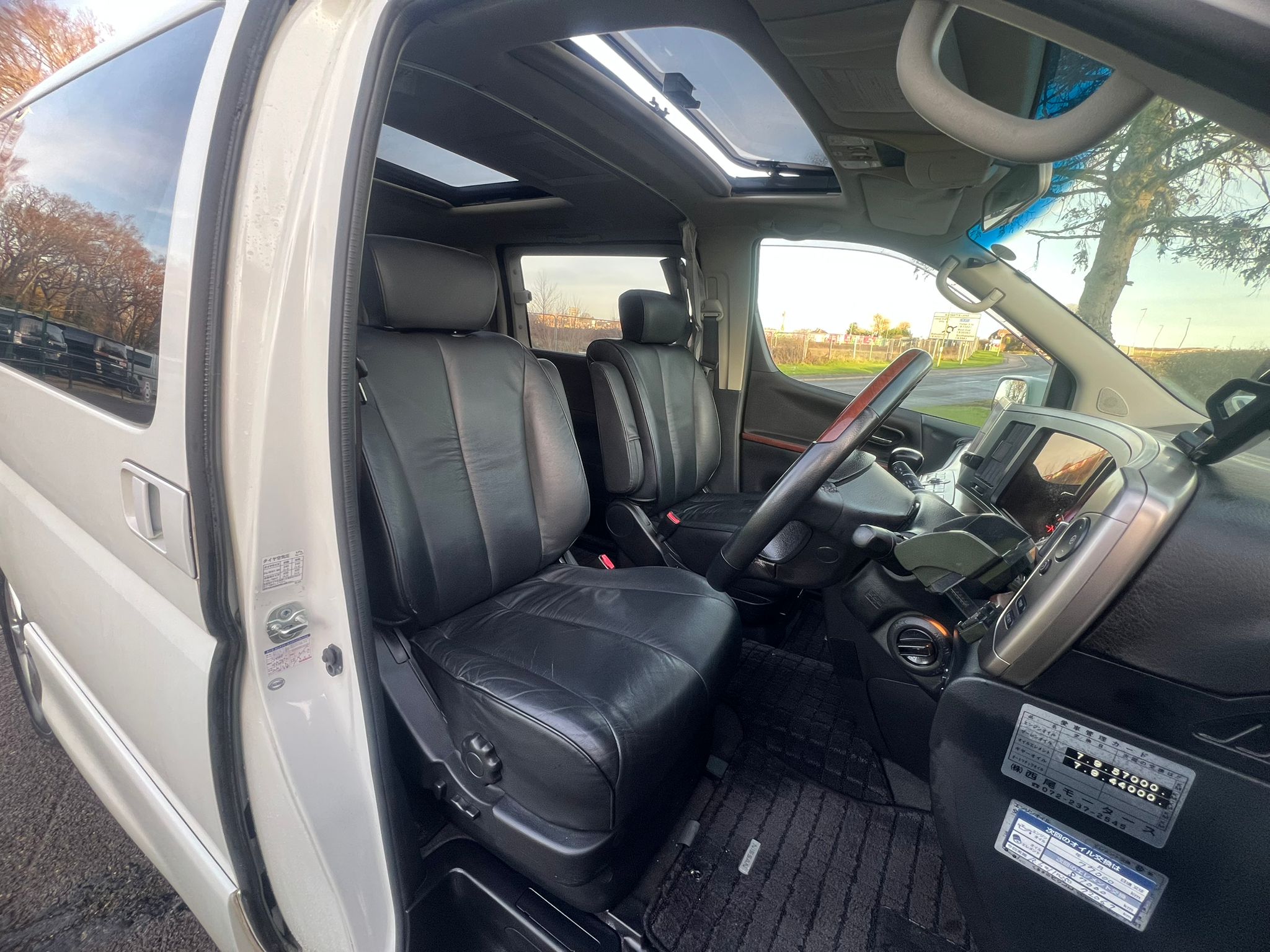 NISSAN ELGRAND 2007, HIGHWAY STAR, 3.5 V6 PETROL FULLY LOADED, 8 SEATER, SUNROOF, WHITE PEARL PAINT, BLACK LEATHER INTERIOR