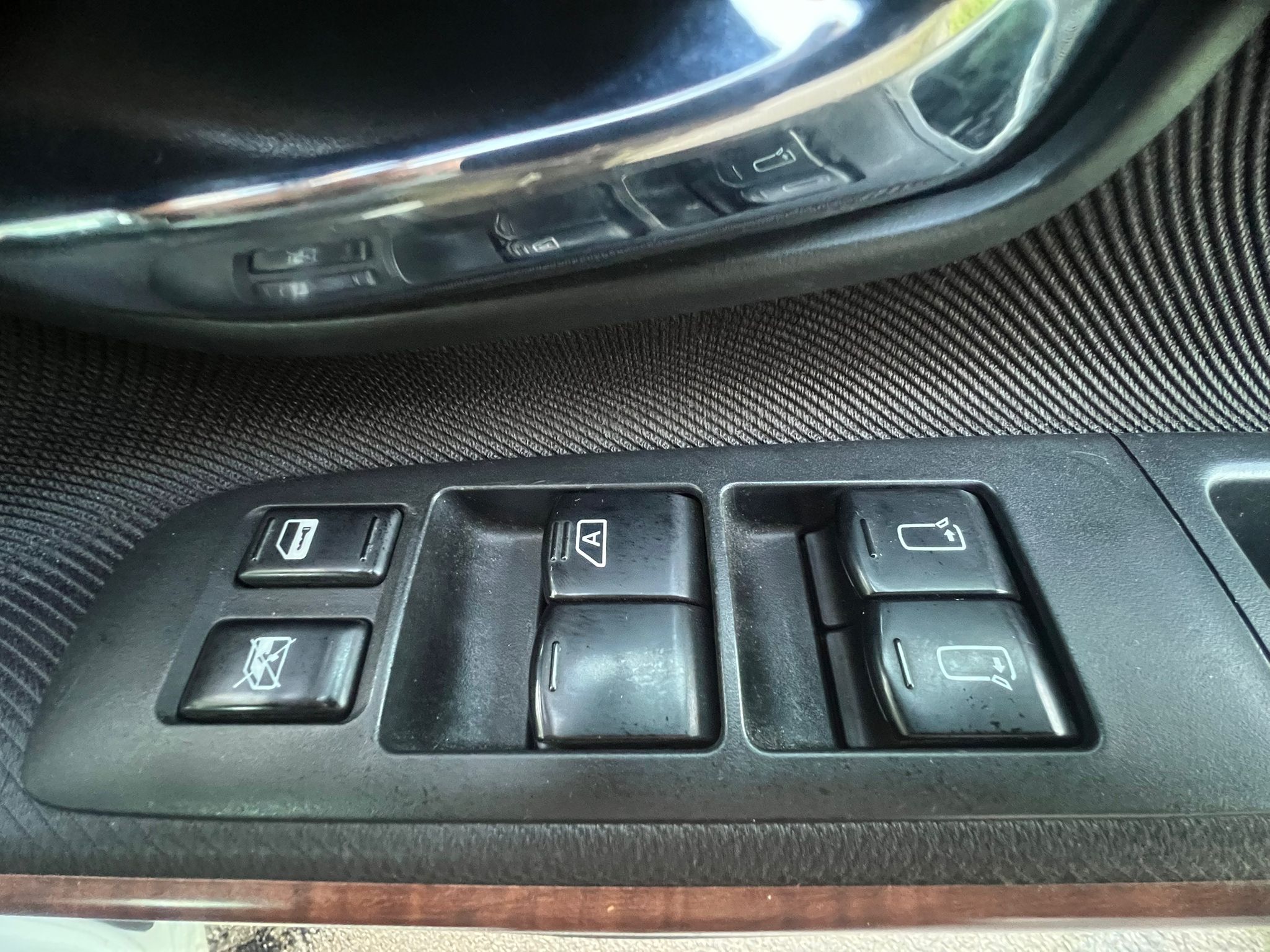 NISSAN ELGRAND 2007, HIGHWAY STAR, 3.5 V6 PETROL FULLY LOADED, 8 SEATER, SUNROOF, WHITE PEARL PAINT, BLACK LEATHER INTERIOR