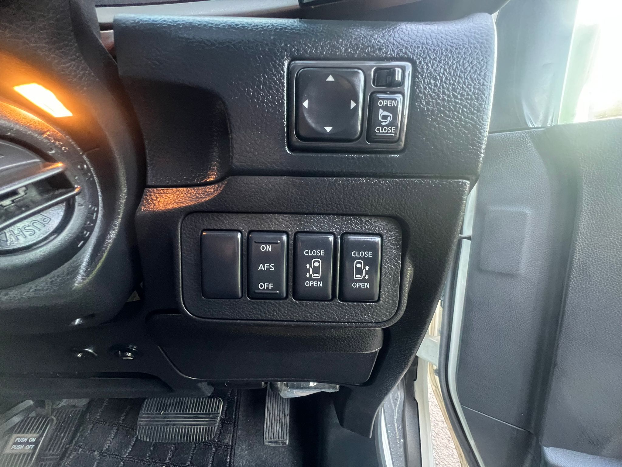 NISSAN ELGRAND 2007, HIGHWAY STAR, 3.5 V6 PETROL FULLY LOADED, 8 SEATER, SUNROOF, WHITE PEARL PAINT, BLACK LEATHER INTERIOR