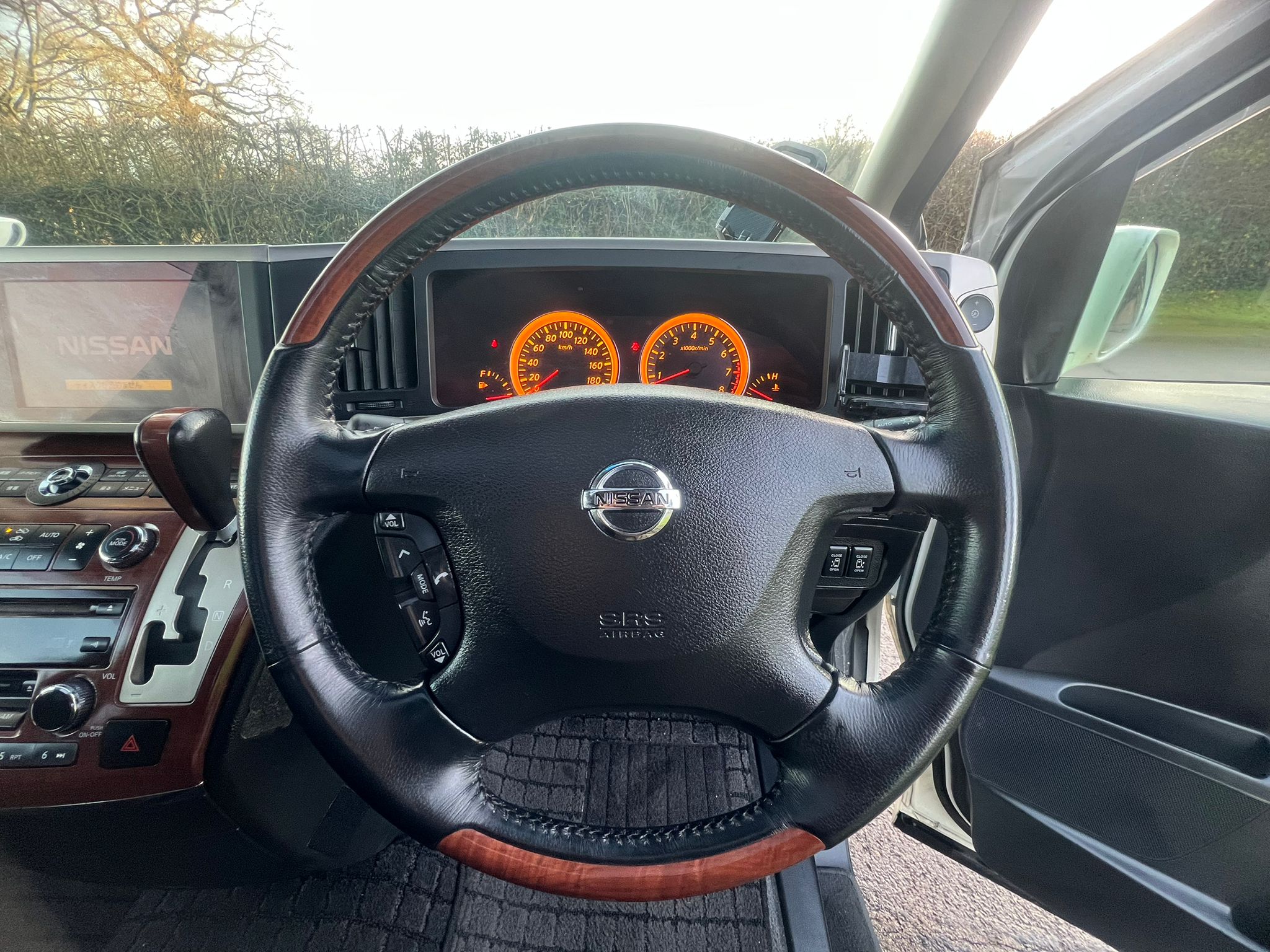 NISSAN ELGRAND 2007, HIGHWAY STAR, 3.5 V6 PETROL FULLY LOADED, 8 SEATER, SUNROOF, WHITE PEARL PAINT, BLACK LEATHER INTERIOR