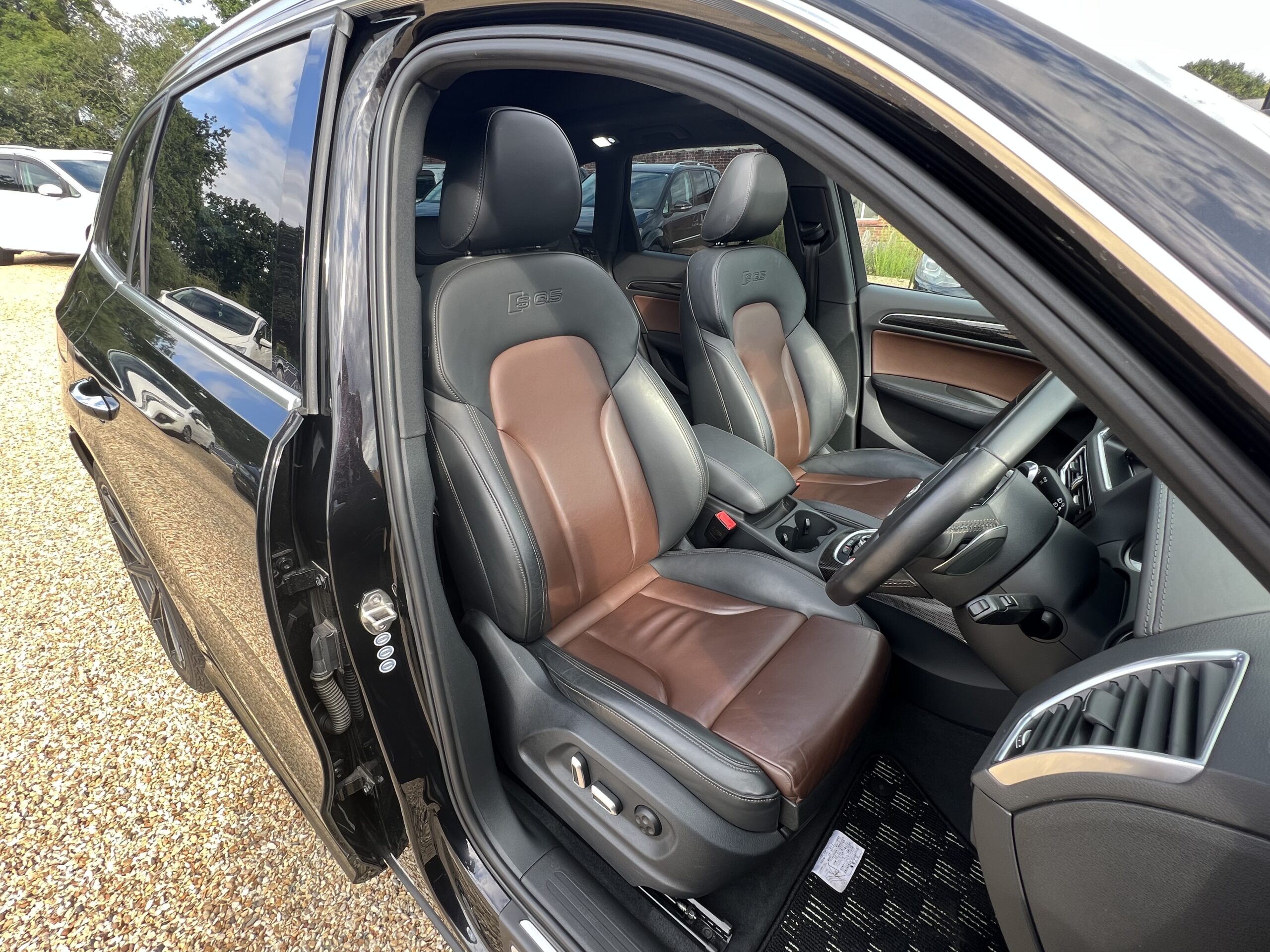 AUDI SQ5 2014, 3.0 V6 PETROL FULLY LOADED, 5 SEATER, SUNROOF, PEARL BLACK PAINT, BLACK / BROWN LEATHER INTERIOR