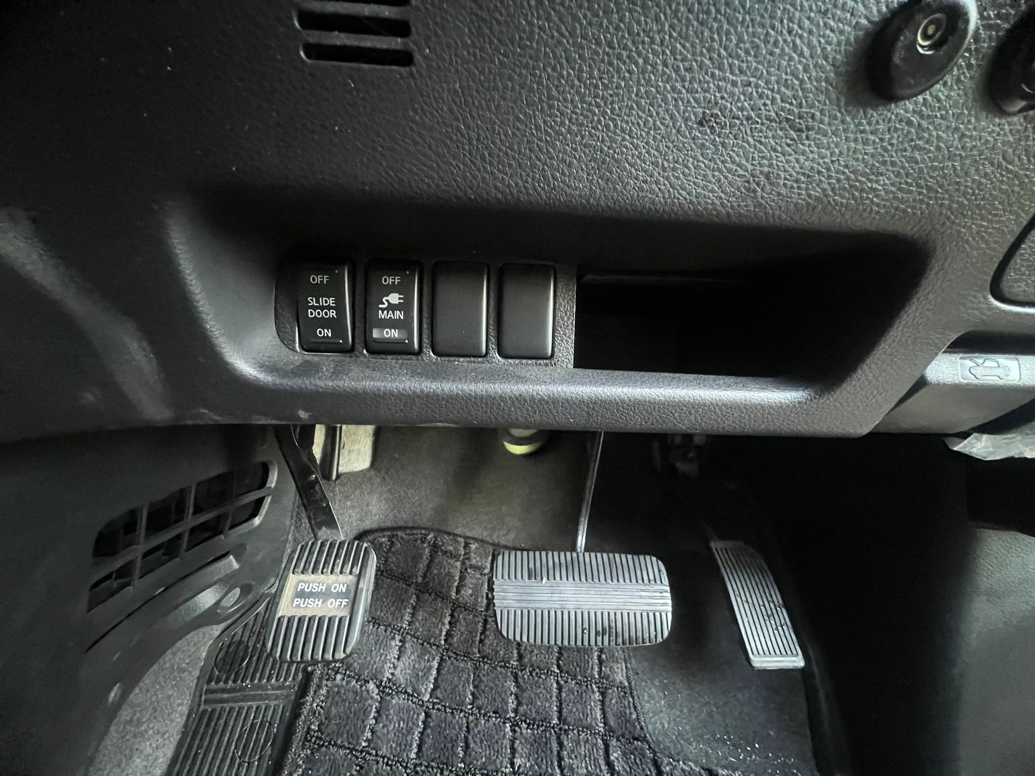 NISSAN ELGRAND 2007, HIGHWAY STAR, 3.5 V6 PETROL FULLY LOADED, 8 SEATER, SUNROOF, WHITE PEARL PAINT, BLACK LEATHER INTERIOR