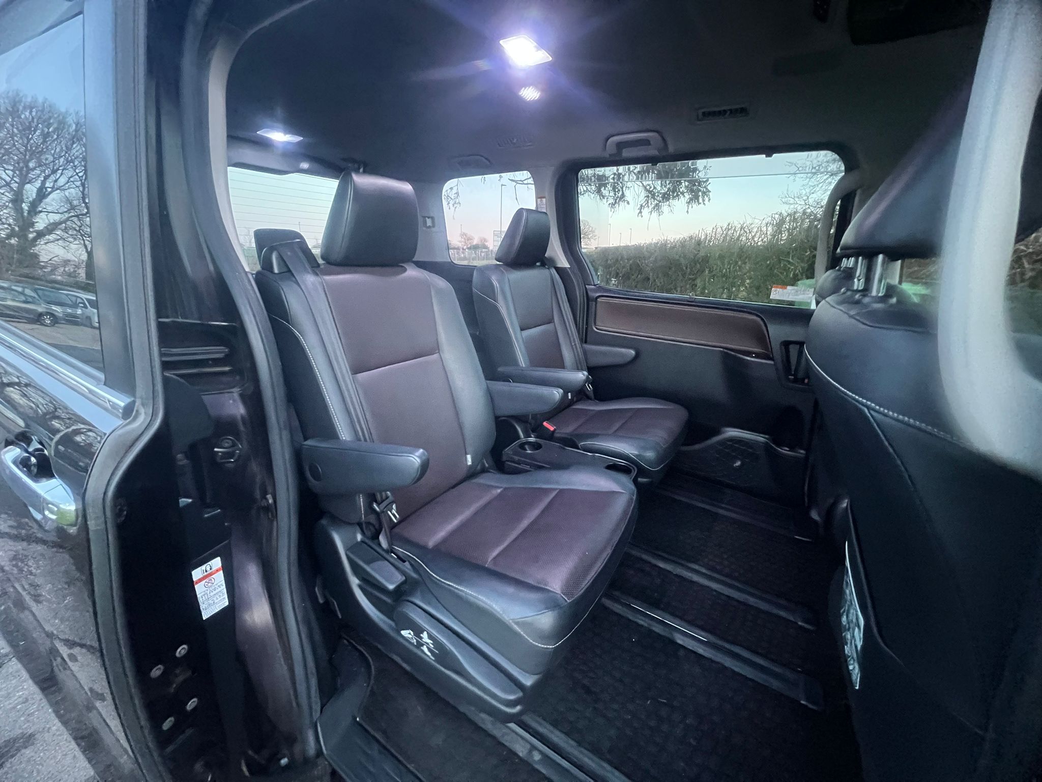 TOYOTA ESQUIRE 2015,1.8 HYBRID PETROL FULLY LOADED, 7 SEATER, BORDEAUX MICA METALLIC PAINT, BLACK/BROWN LEATHER INTERIOR