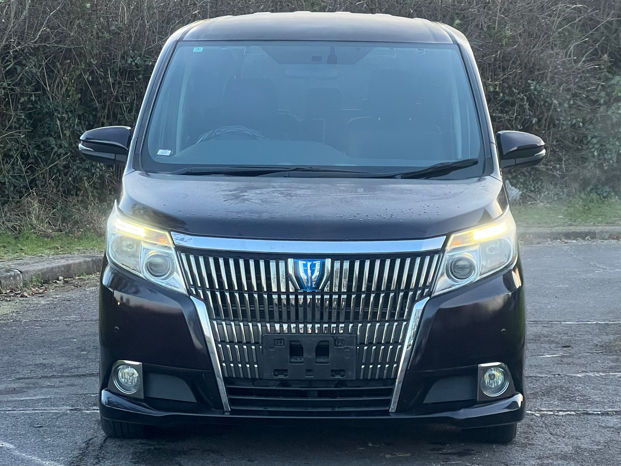 TOYOTA ESQUIRE 2015,1.8 HYBRID PETROL FULLY LOADED, 7 SEATER, BORDEAUX MICA METALLIC PAINT, BLACK/BROWN LEATHER INTERIOR