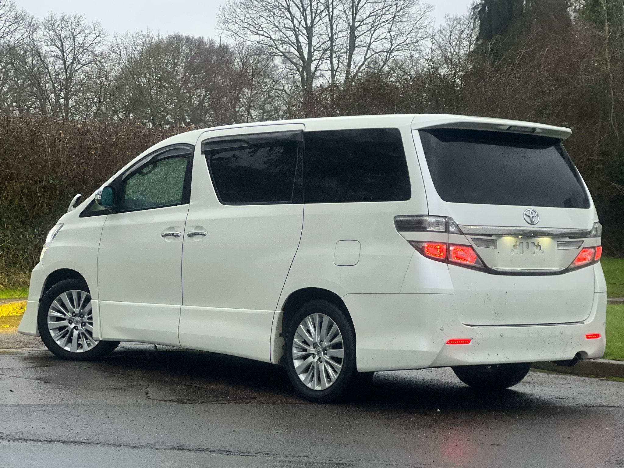 TOYOTA VELLFIRE 2012, 240Z PLATINUM SELECTION II, 2.4 PETROL FULLY LOADED, 7 SEATER, SUNROOF, WHITE PEARL CRYSTAL SHINE PAINT, BLACK LEATHER INTERIOR