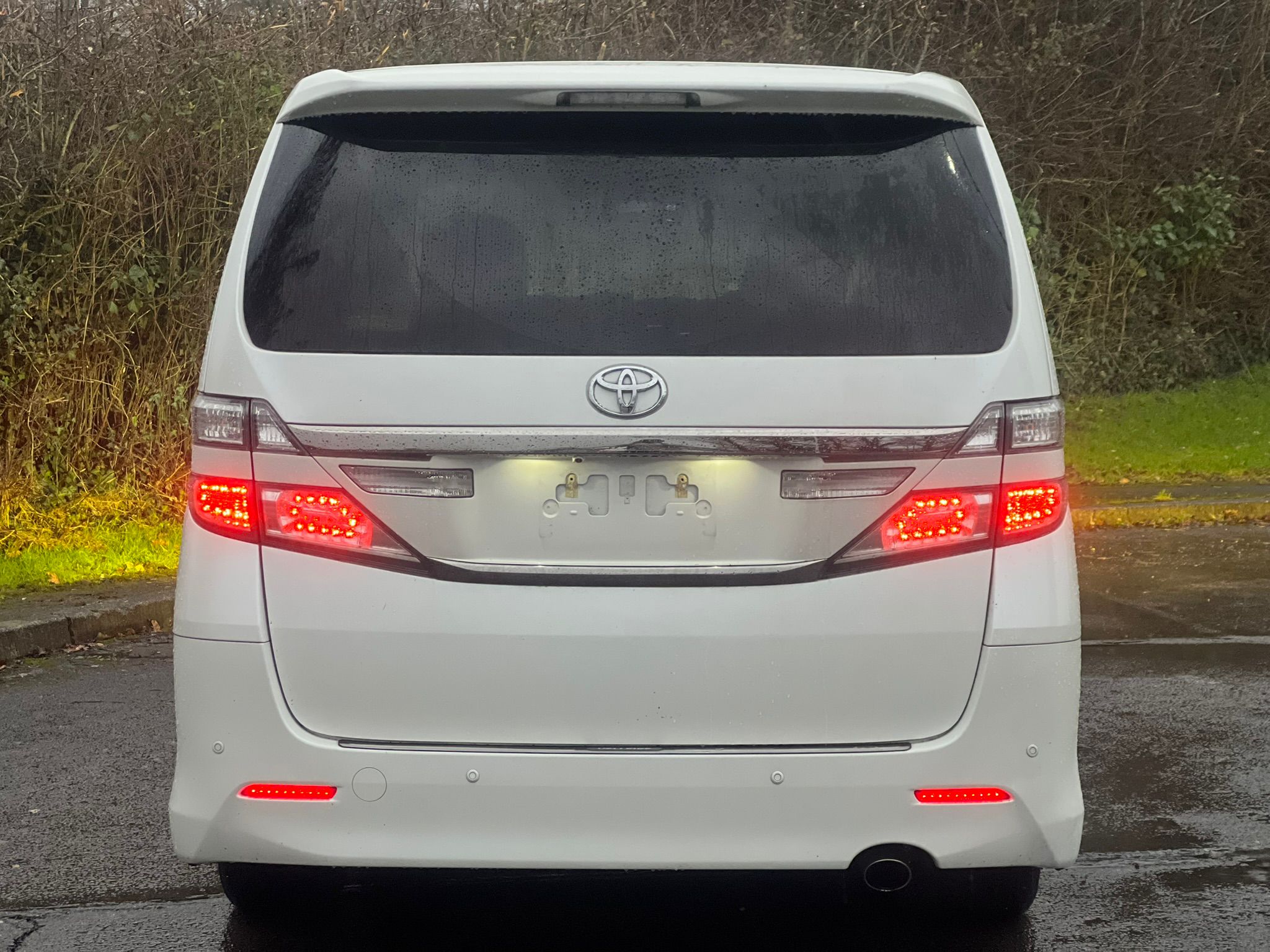 TOYOTA VELLFIRE 2012, 240Z PLATINUM SELECTION II, 2.4 PETROL FULLY LOADED, 7 SEATER, SUNROOF, WHITE PEARL CRYSTAL SHINE PAINT, BLACK LEATHER INTERIOR