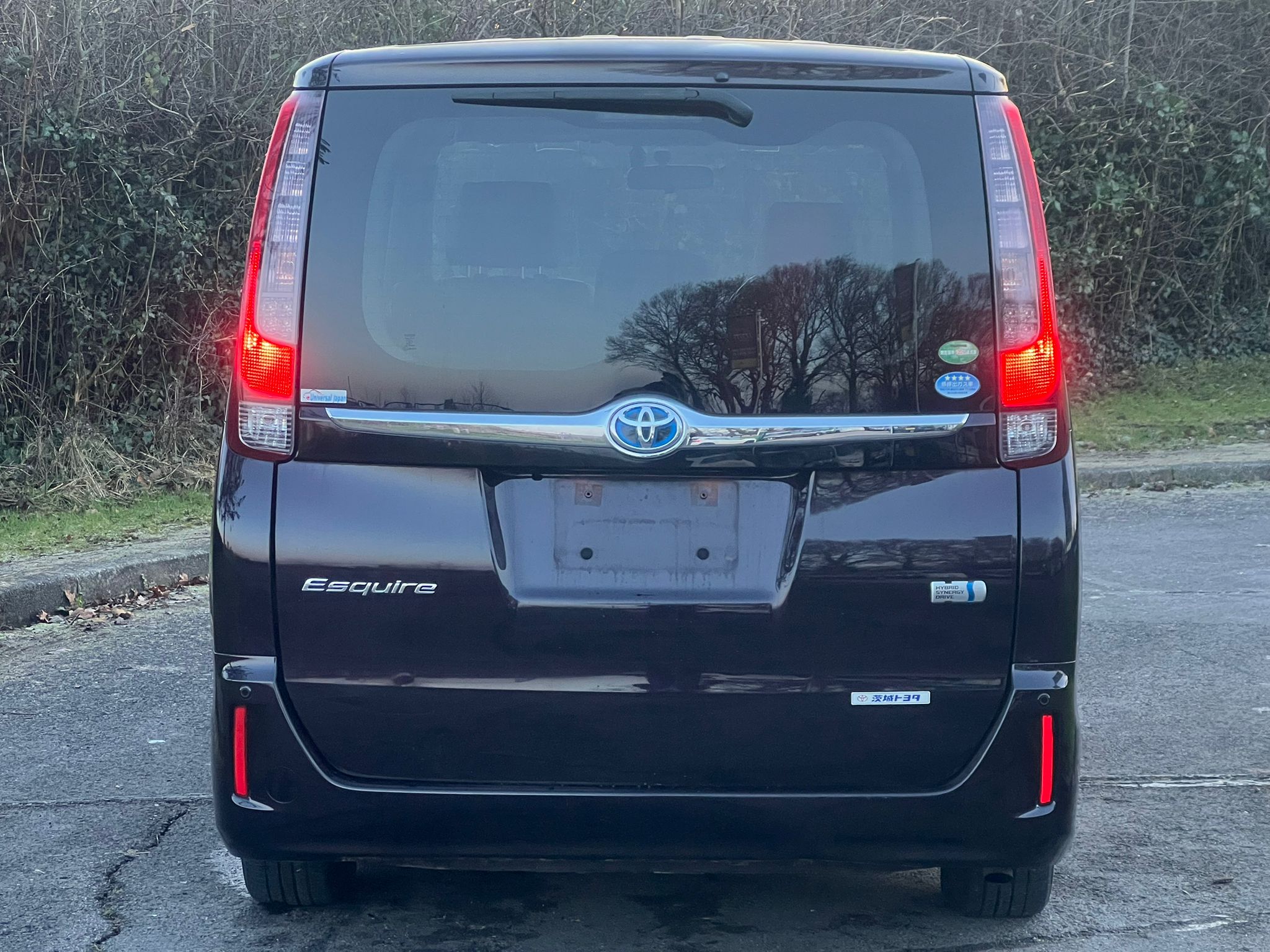 TOYOTA ESQUIRE 2015,1.8 HYBRID PETROL FULLY LOADED, 7 SEATER, BORDEAUX MICA METALLIC PAINT, BLACK/BROWN LEATHER INTERIOR