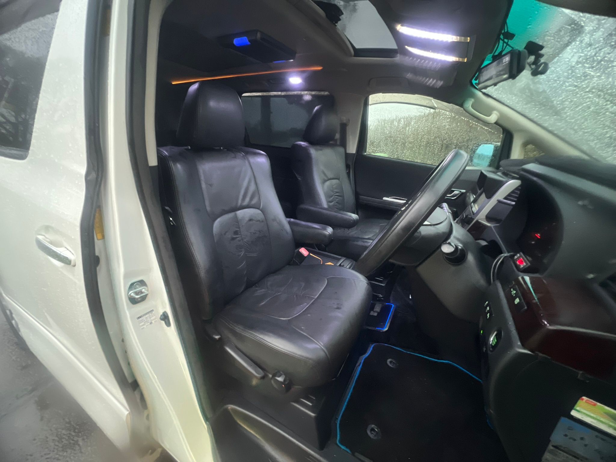 TOYOTA VELLFIRE 2012, 240Z PLATINUM SELECTION II, 2.4 PETROL FULLY LOADED, 7 SEATER, SUNROOF, WHITE PEARL CRYSTAL SHINE PAINT, BLACK LEATHER INTERIOR