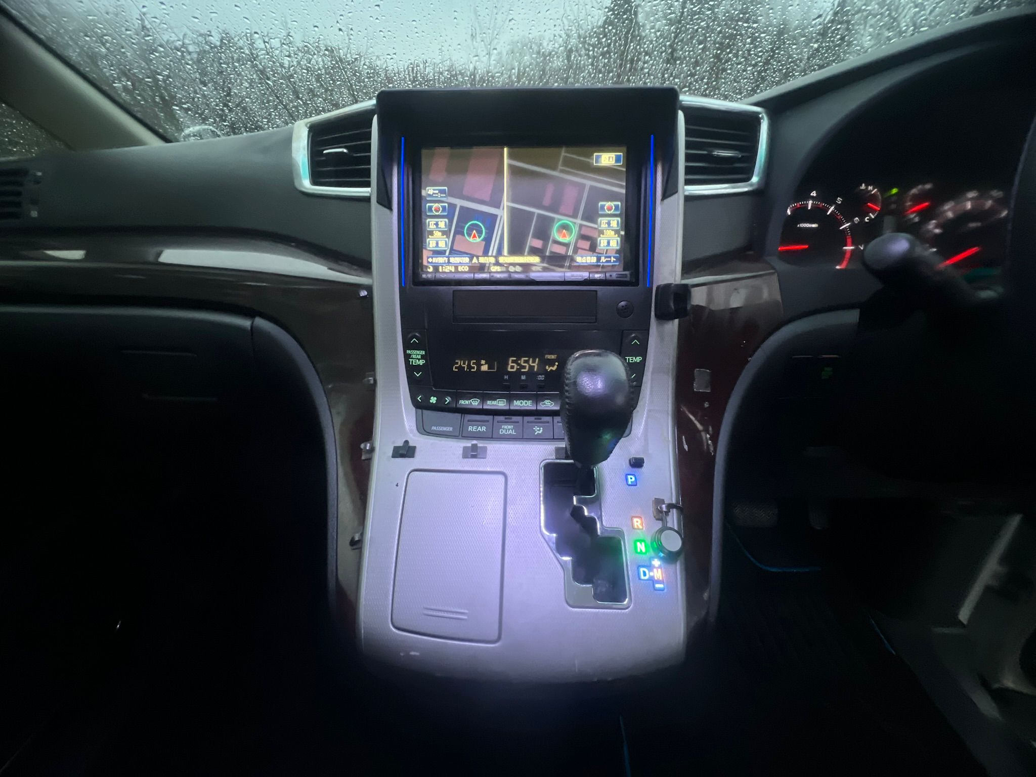 TOYOTA VELLFIRE 2012, 240Z PLATINUM SELECTION II, 2.4 PETROL FULLY LOADED, 7 SEATER, SUNROOF, WHITE PEARL CRYSTAL SHINE PAINT, BLACK LEATHER INTERIOR