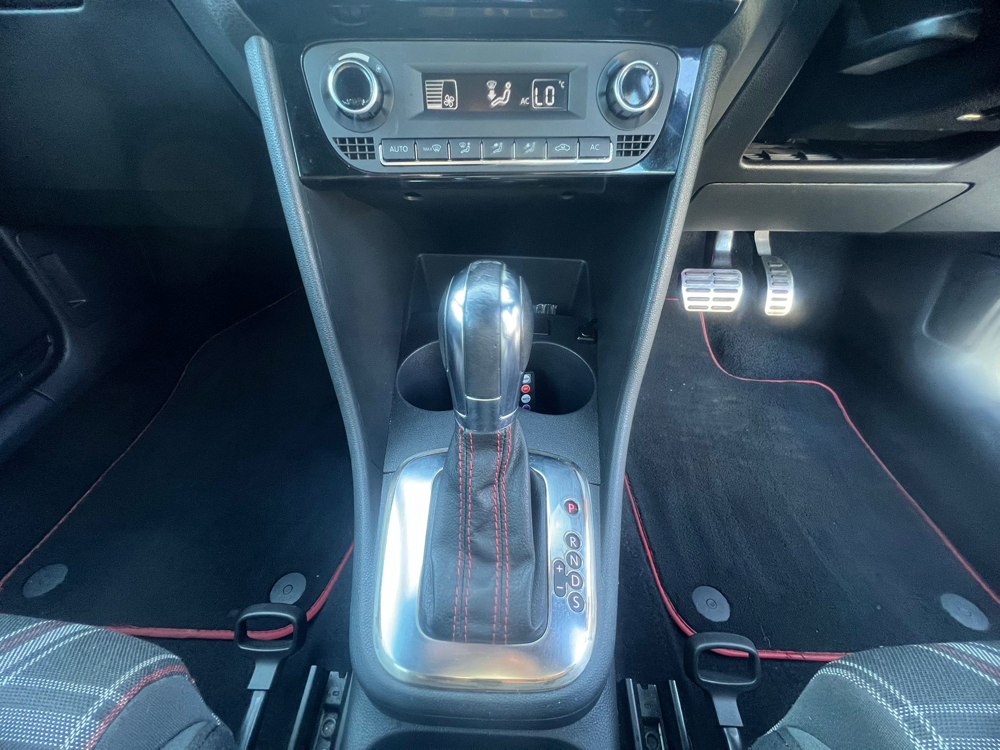 VOLKSWAGEN POLO GTI 2013, 1.4 PETROL FULLY LOADED, 5 SEATER, CANDY WHITE PAINT, BLACK CLOTH INTERIOR