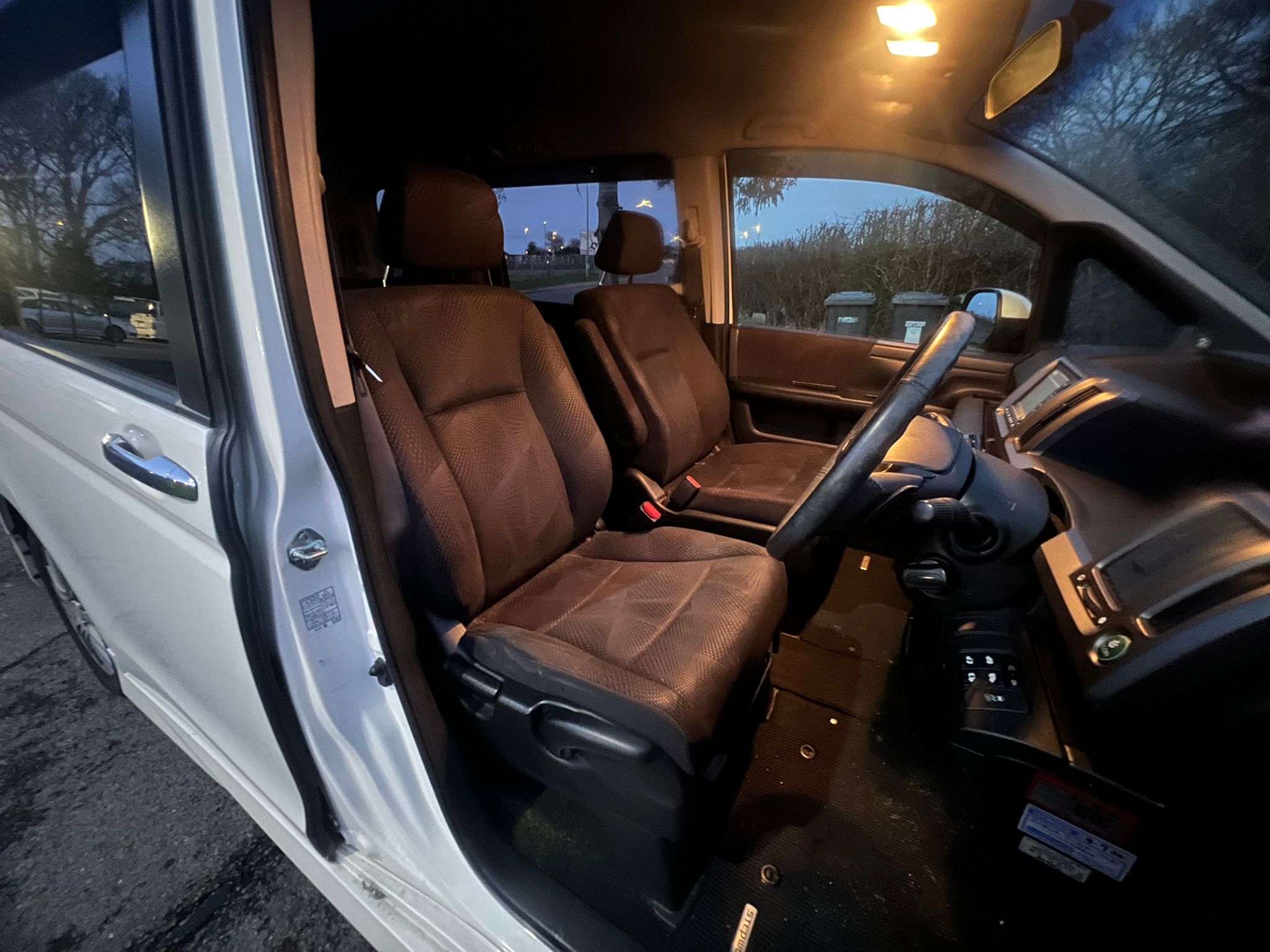 HONDA STEPWAGON 2011, SPADA, 2.0 PETROL FULLY LOADED, 8 SEATER, PREMIUM WHITE PEARL PAINT, BLACK CLOTH INTERIOR