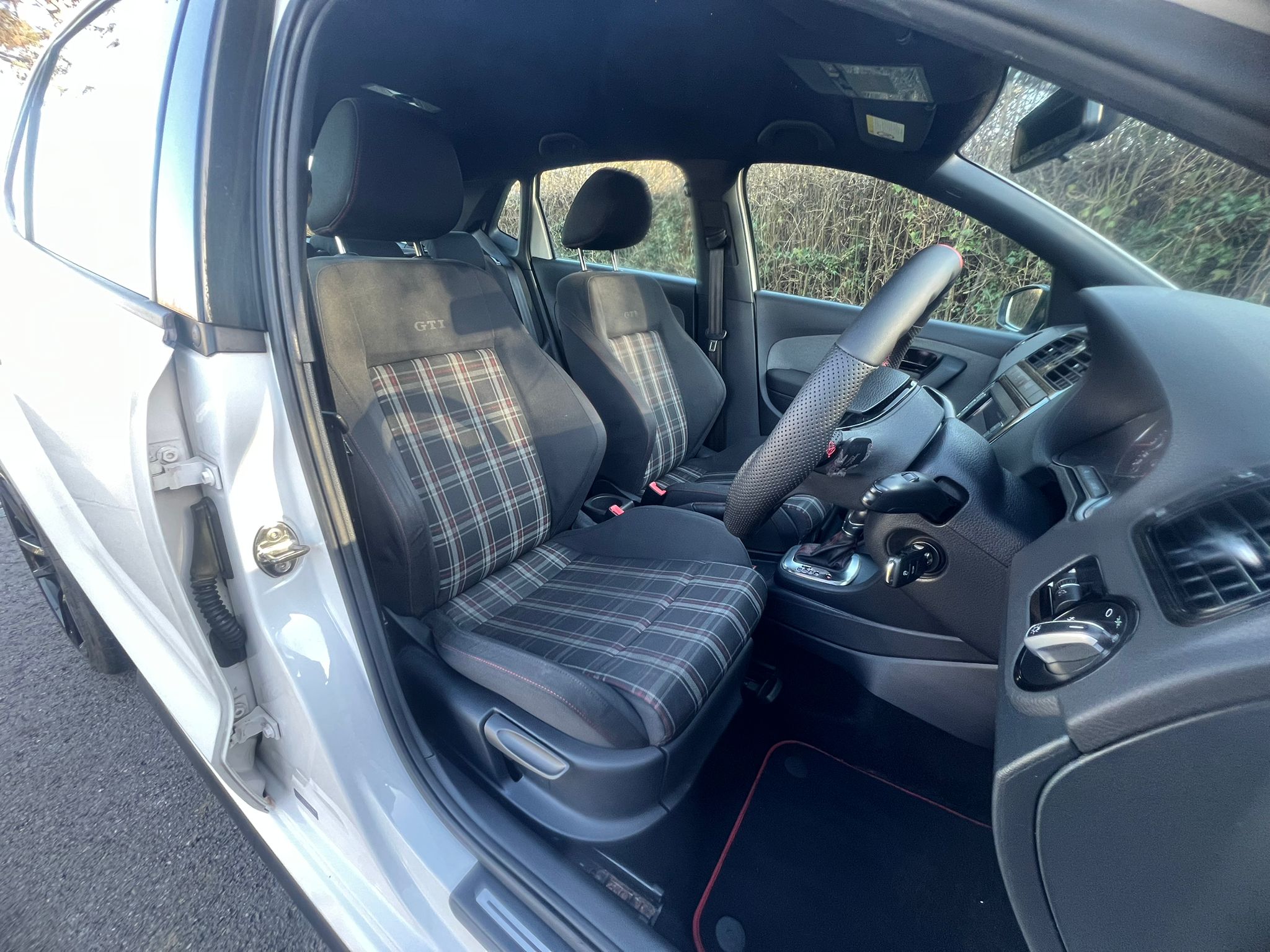 VOLKSWAGEN POLO GTI 2013, 1.4 PETROL FULLY LOADED, 5 SEATER, CANDY WHITE PAINT, BLACK CLOTH INTERIOR