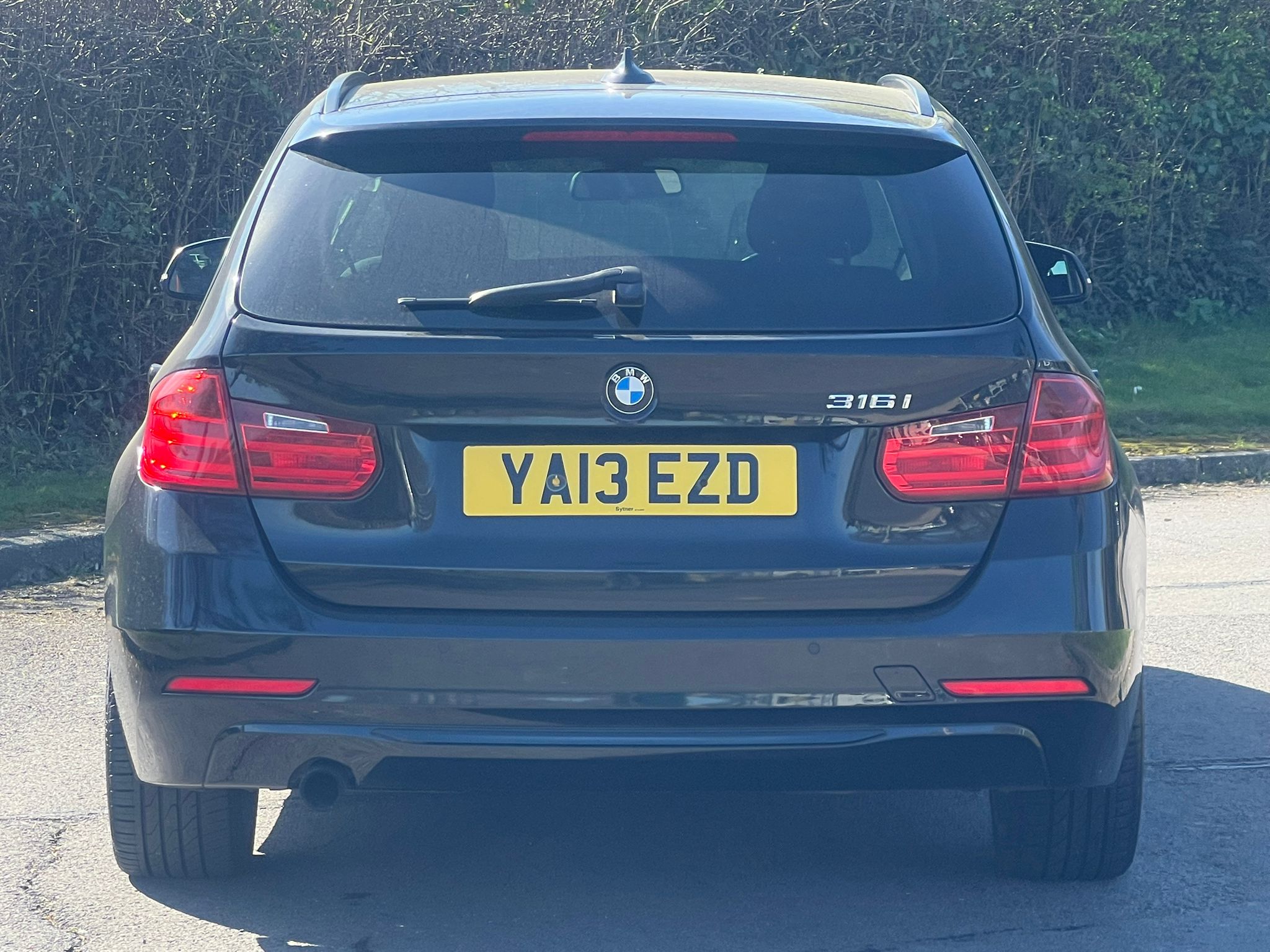 BMW 316i 2013, SPORT TOURING, 1.6 PETROL FULLY LOADED, 5 SEATER, BLACK SAPPHIRE METALLIC PAINT, BLACK CLOTH INTERIOR