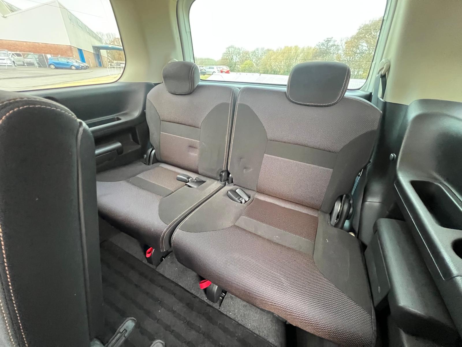 NISSAN SERENA 2009, HIGHWAY STAR, 2.0 PETROL FULLY LOADED, 8 SEATER, PEARL WHITE PAINT, BLACK CLOTH INTERIOR