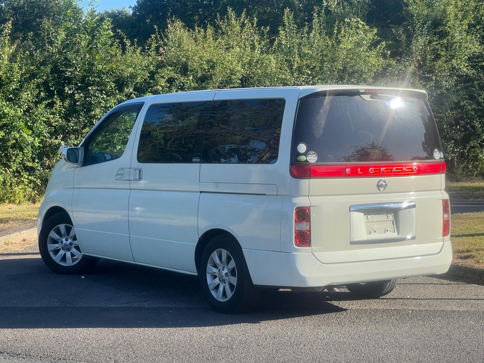 NISSAN ELGRAND 2008, HIGHWAY STAR, 2.5 V6 PETROL FULLY LOADED, 8 SEATER, PEARL WHITE PAINT, BEIGE CLOTH INTERIOR