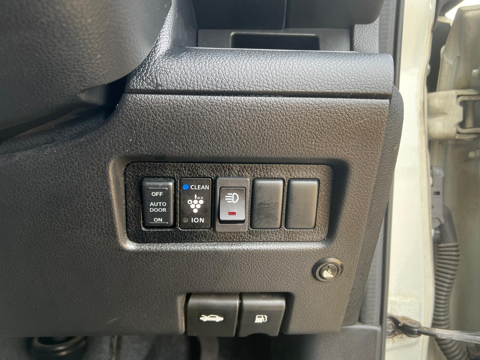 NISSAN SERENA 2009, HIGHWAY STAR, 2.0 PETROL FULLY LOADED, 8 SEATER, PEARL WHITE PAINT, BLACK CLOTH INTERIOR