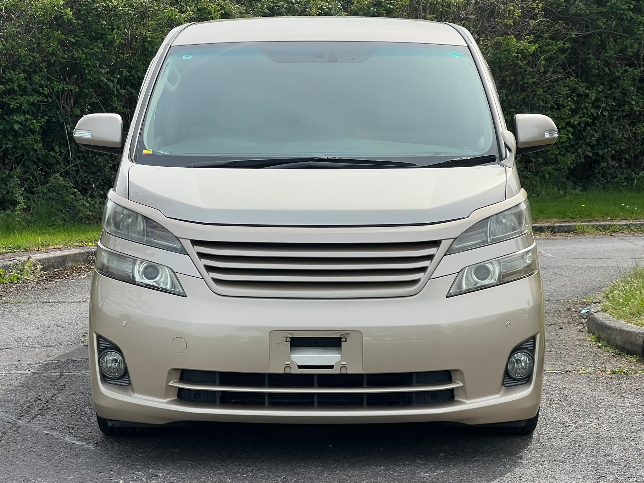 ABSOLUTELY AMAZING, CLEAN AND IMMACULATE 2009 TOYOTA VELLFIRE WITH UNDER 50,000 MILES.
