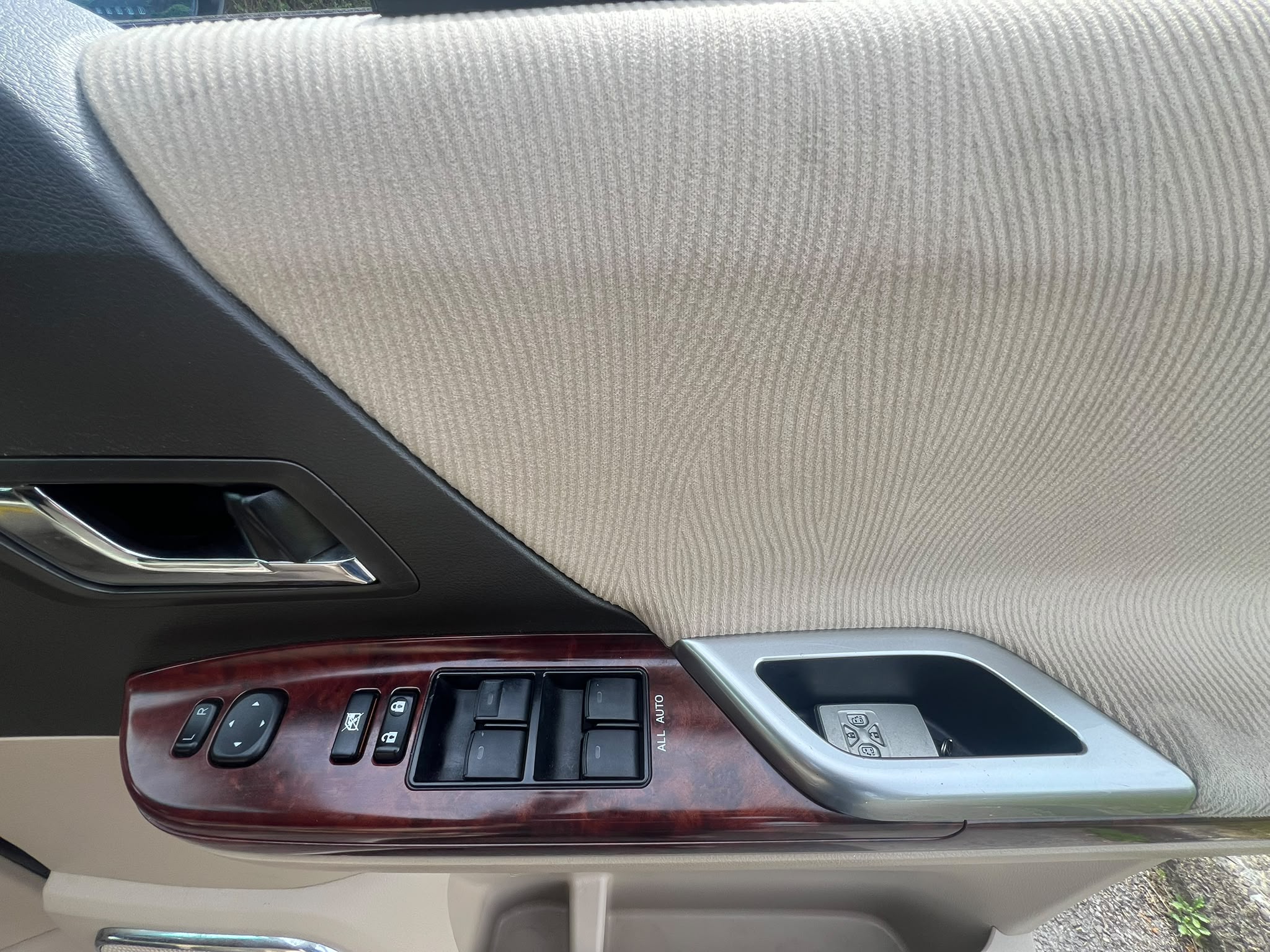 ABSOLUTELY AMAZING, CLEAN AND IMMACULATE 2009 TOYOTA VELLFIRE WITH UNDER 50,000 MILES.