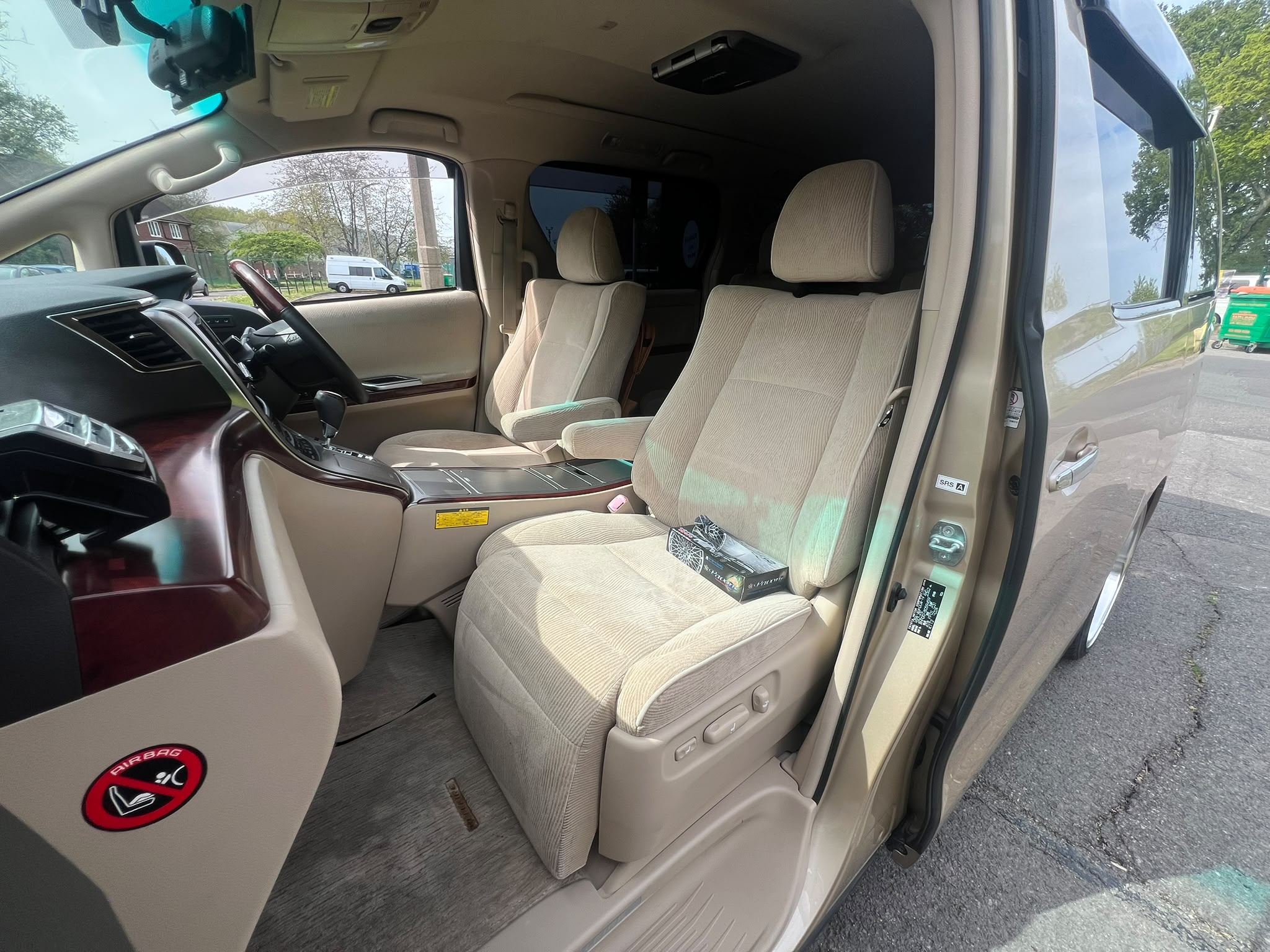 ABSOLUTELY AMAZING, CLEAN AND IMMACULATE 2009 TOYOTA VELLFIRE WITH UNDER 50,000 MILES.