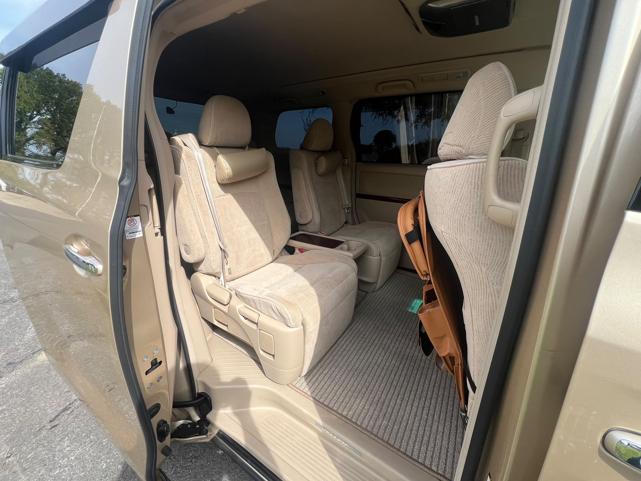 ABSOLUTELY AMAZING, CLEAN AND IMMACULATE 2009 TOYOTA VELLFIRE WITH UNDER 50,000 MILES.