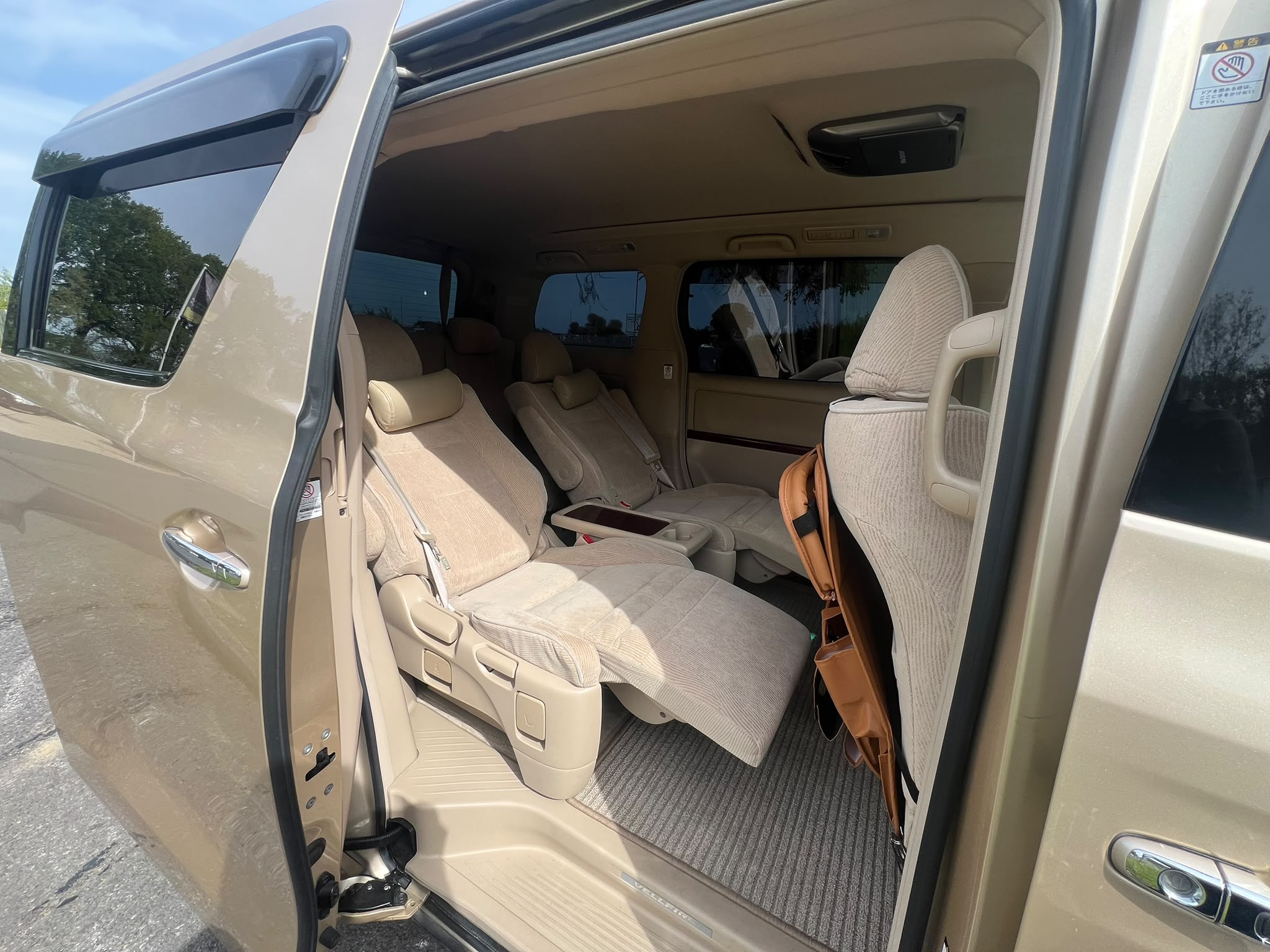 ABSOLUTELY AMAZING, CLEAN AND IMMACULATE 2009 TOYOTA VELLFIRE WITH UNDER 50,000 MILES.
