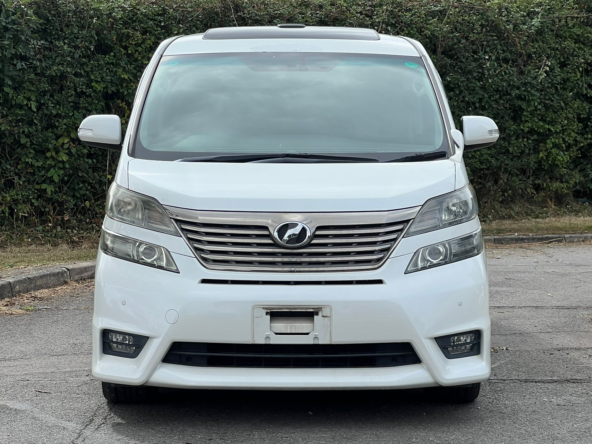 TOYOTA VELLFIRE 2011, PLATINUM SELECTION II TYPE GOLD, 3.5 V6 PETROL FULLY LOADED, SUNROOF, 7 SEATER, PEARL CRYSTAL SHINE PAINT, BLACK ALCANTARA INTERIOR