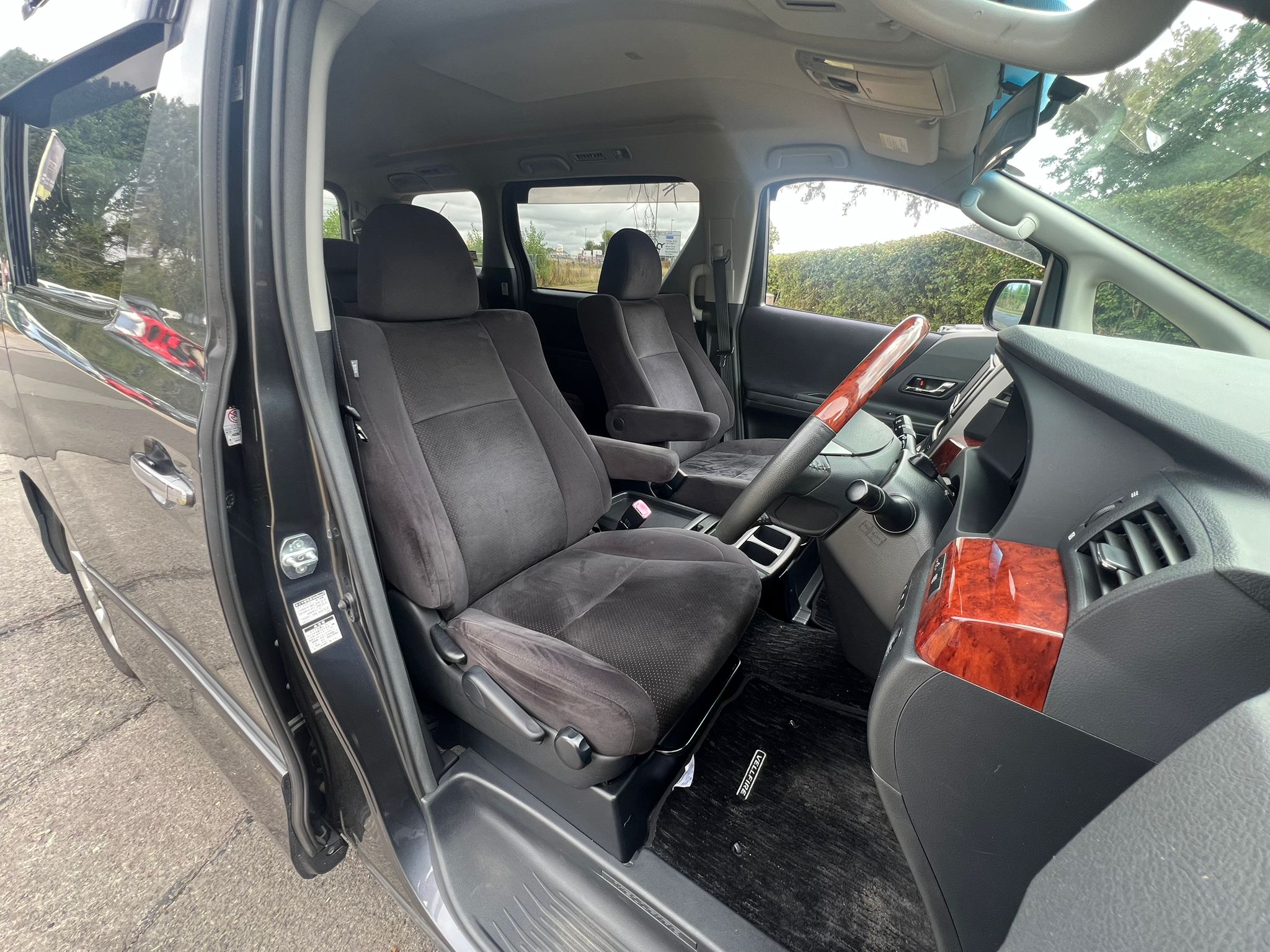 TOYOTA VELLFIRE 2009, 240S PLATINUM SELECTION, 2.4 PETROL FULLY LOADED, 7 SEATER, MAGNETIC GREY METALLIC PAINT, BLACK ALCANTARA INTERIOR